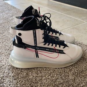 Nike SATRN 720 Shoes